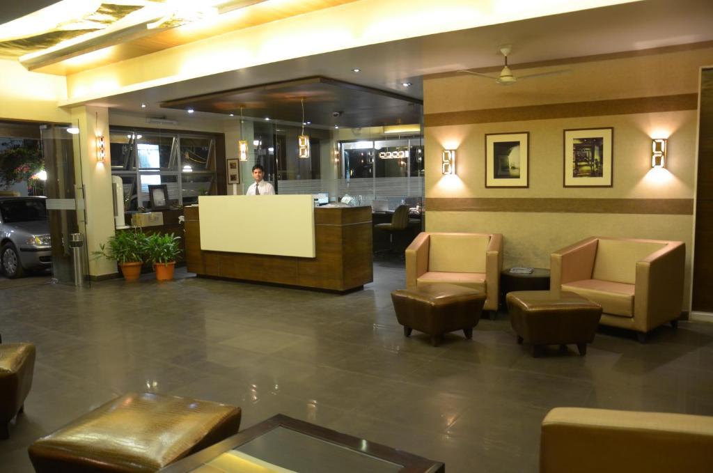 Hotel Chandralok โลนาวาลา ภายนอก รูปภาพ
