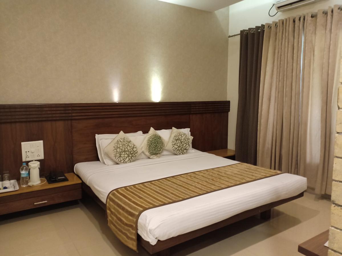 Hotel Chandralok โลนาวาลา ภายนอก รูปภาพ